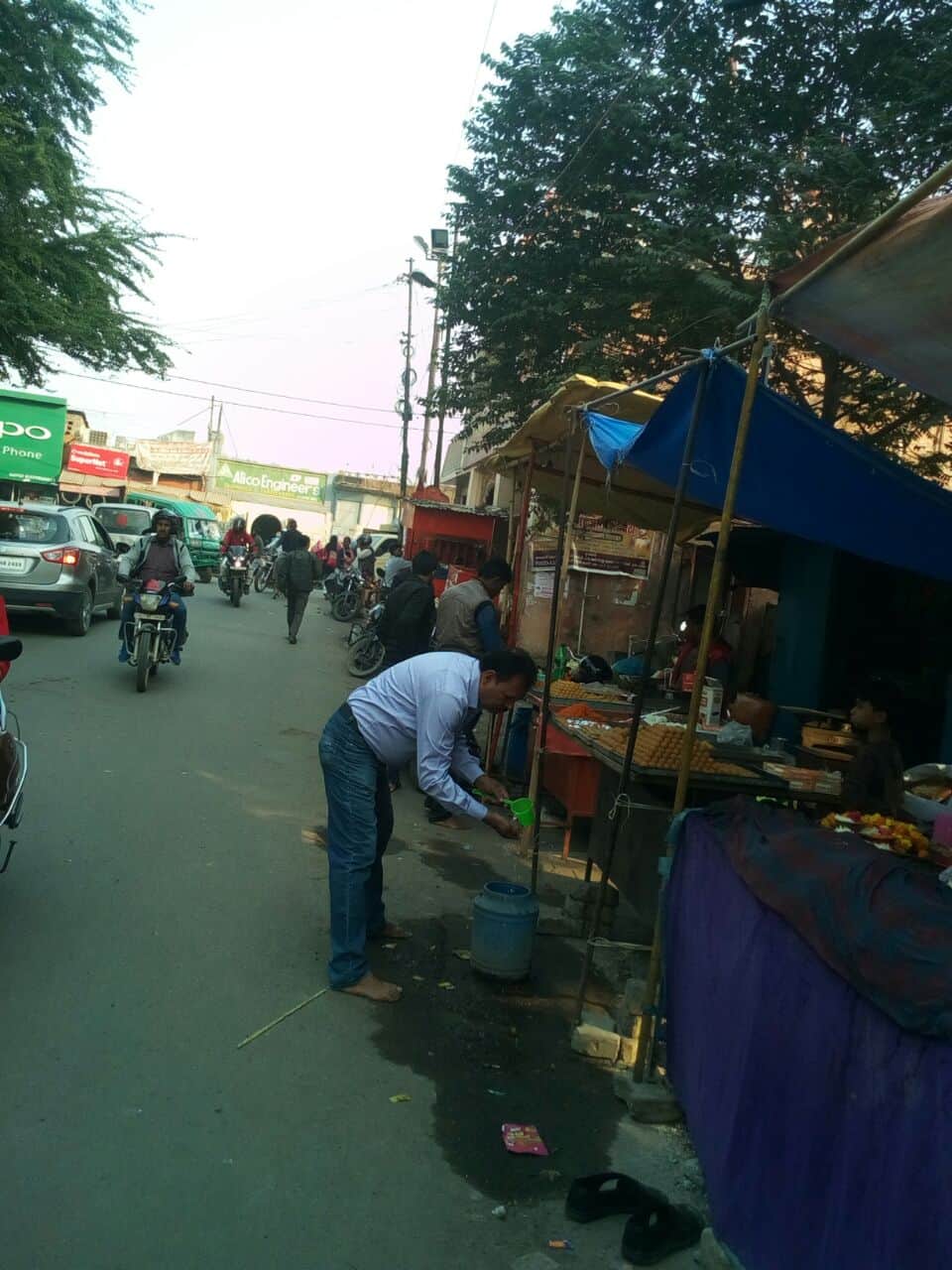 A drunk man threats to blast in a temple in Lucknow.