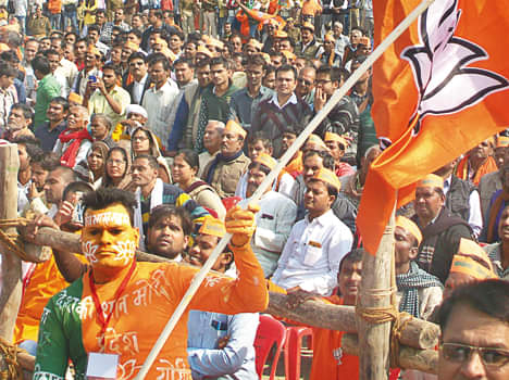 सभास्थल पर जुटी भीड़।