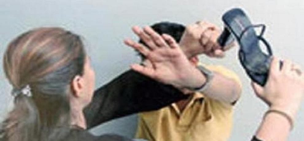 uttar pradesh married man was with his girlfriend and wife came to know then beats him in Muradnagar