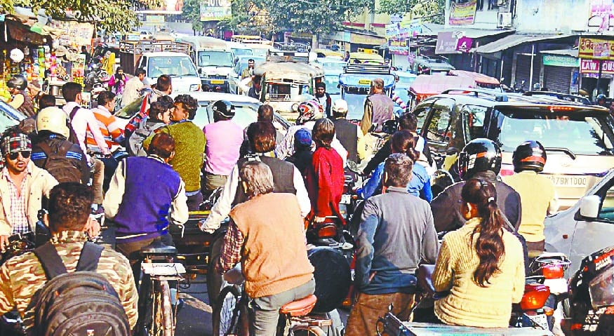 police gaye baahar, sheher hua jaam