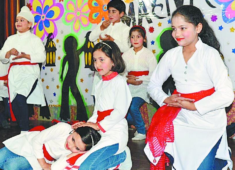 नृत्य और नाटक मंचन से समारोह में बांधा समां