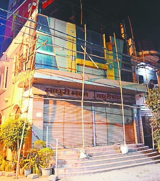maaduri bhavan par pratikool pravishthi