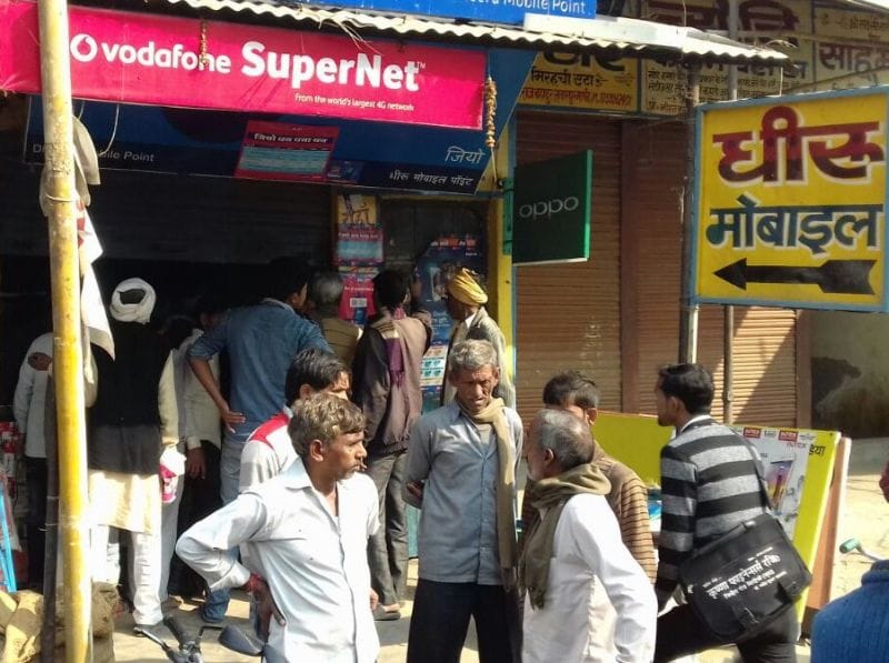 मोबाइल की दुकान से लाखों की चोरी