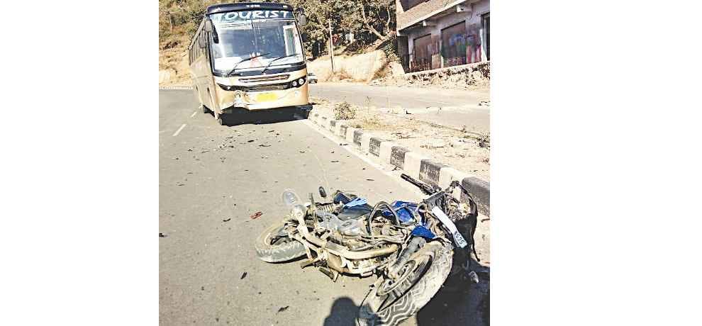 चामुखा में टूरिस्ट बस और बाइक की टक्कर में दो दोस्तों की मौत