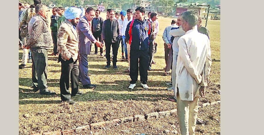 सुजानपुर चौगान में खुदाई करने का विरोध