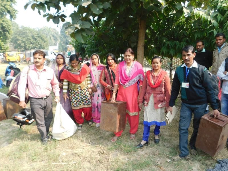 बूथों पर पहुंची पोलिंग पार्टियां, संभाला मोर्चा