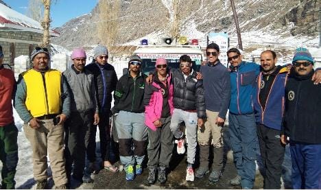बर्फ में फंसे लोगों के लिए खेवनहार बनी रेस्क्यू टीम