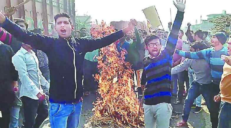Blow the effigy of Bhansali, also reward