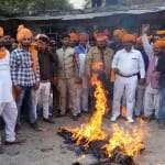 भंसाली का पुतला फूंकते राजपूत करणी सेना के कार्यकर्ता 
