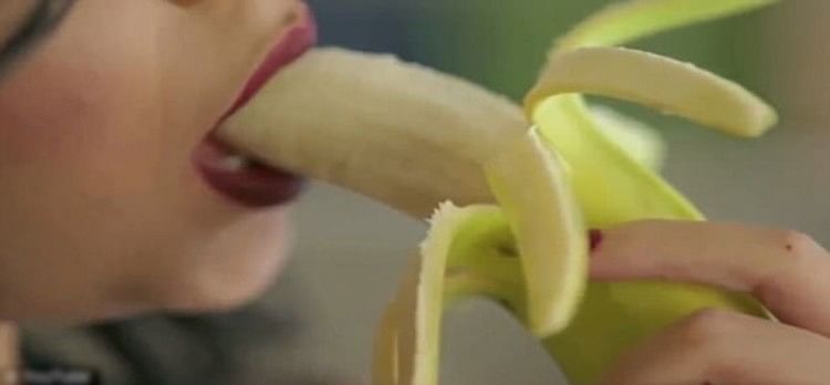 गलत तरीके से केला खाने वाली इस सिंगर को हो सकती है जेल Video में छात्रों के सामने पहनी लॉन्जरी
