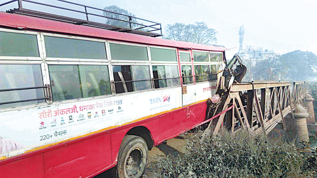 railing tod ghusi bus