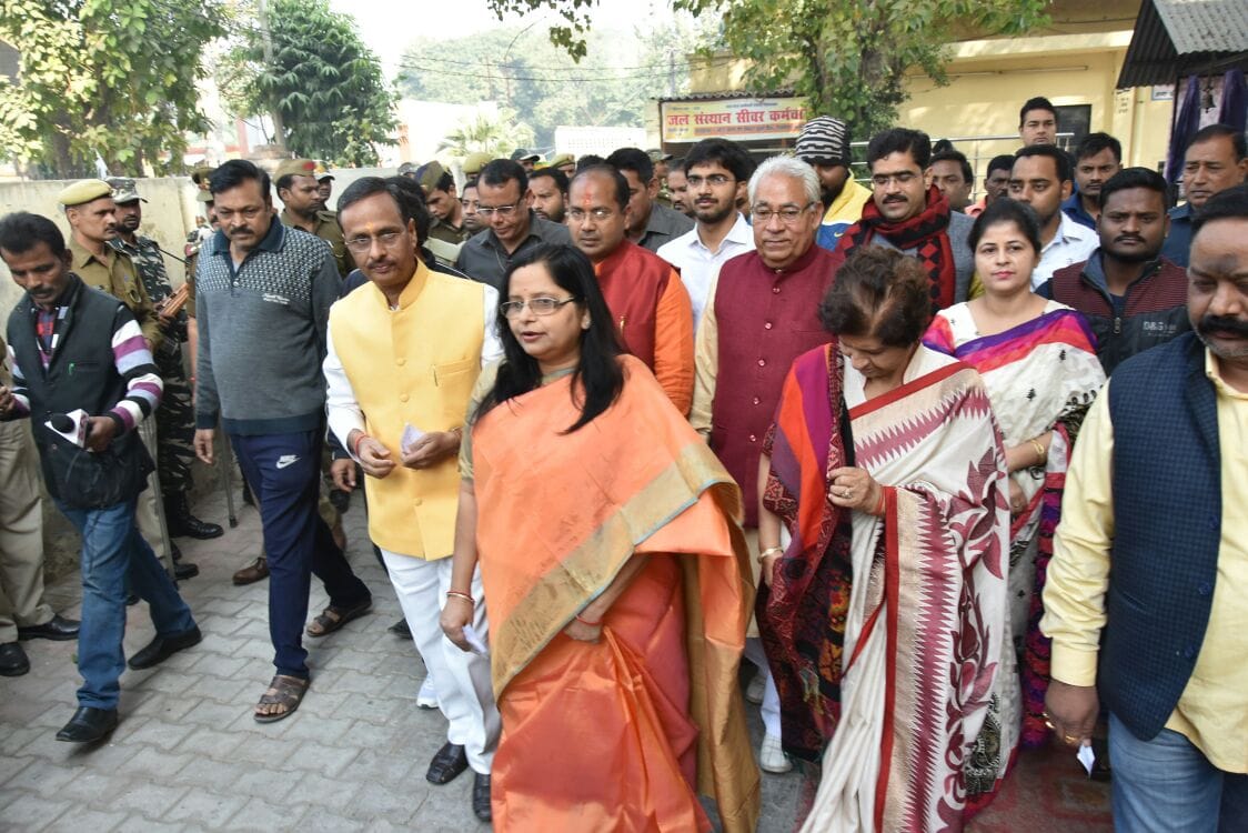 Vote casting by Rajnath Singh and other political leaders in Lucknow