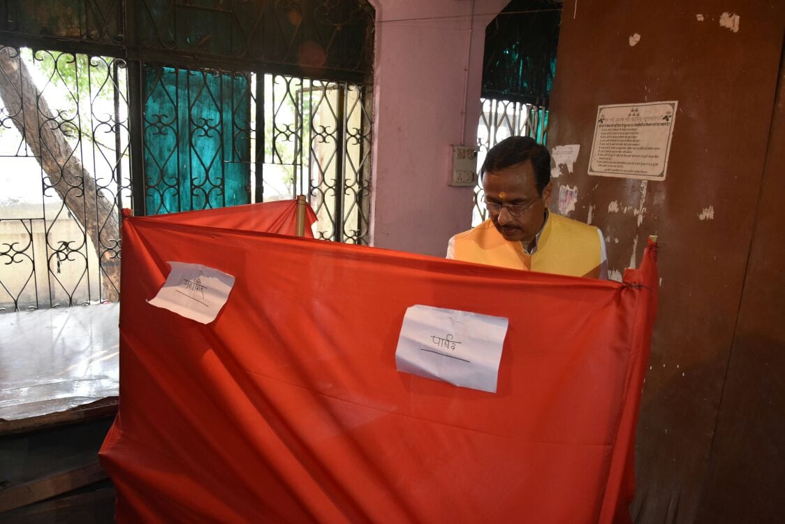 Vote casting by Rajnath Singh and other political leaders in Lucknow