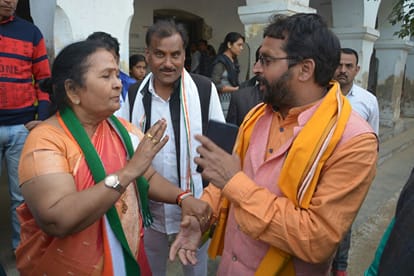 police lathicharge on samajwadi and congress leaders