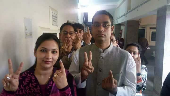 Vote casting by Rajnath Singh and other political leaders in Lucknow
