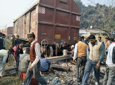 रोजा में मालगाड़ी की दो बोगियां पटरी से उतरी, हादसा टला