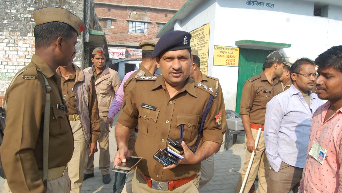 अफसरों ने एजेंट व वोटरों का मोबाइल जब्त किया