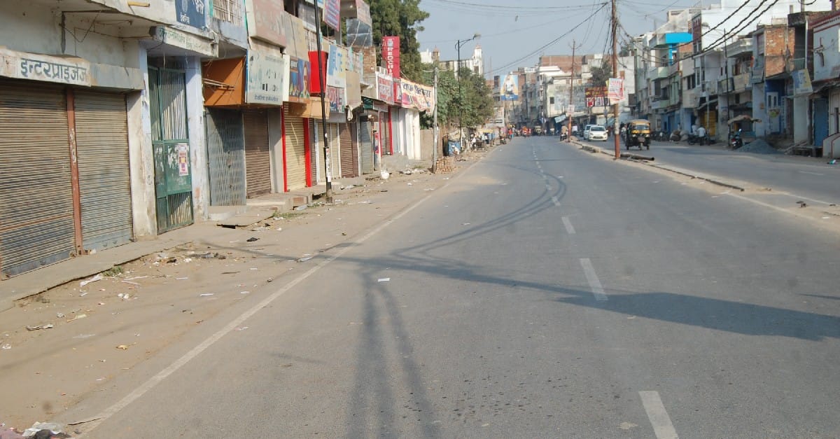 दुकानें बंद रहीं, गलियों में पसरा रहा सन्नाटा