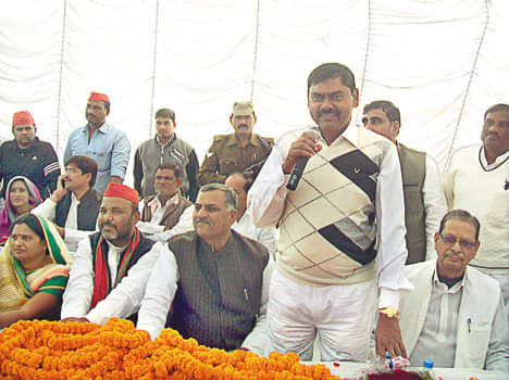 संबोधित करते सपा के राष्ट्रीय महासचिव इंद्रजीत सरोज।