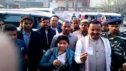 UP DEPUTY CM KESHAV PRASAD MAURYA CAST HIS VOTE IN ALLAHABAD