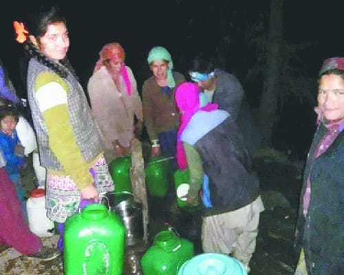 ग्रामीण रात को पानी भरने को मजबूर