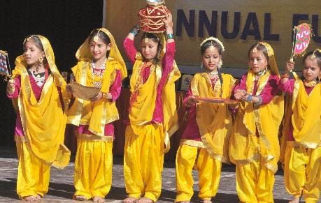 बच्चों ने नाटियां डाल मचाया धमाल, देखते रह गए अभिभावक