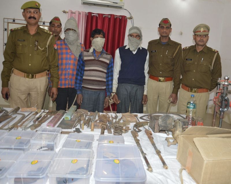 शस्त्र फैक्ट्री पर छापेमारी, 13 तमंचे के साथ तीन गिरफ्तार