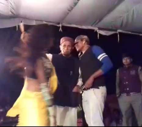 samjawadi party leader dance with dancer in azamgarh