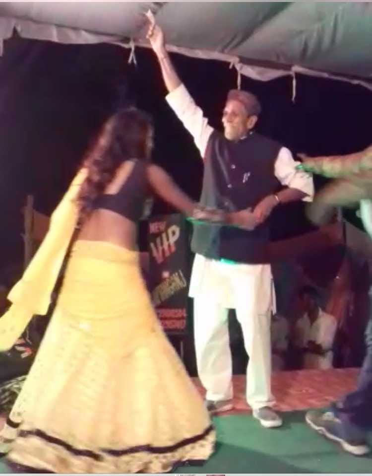 samjawadi party leader dance with dancer in azamgarh