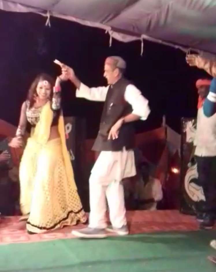 samjawadi party leader dance with dancer in azamgarh