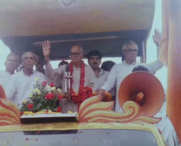 Game of Ayodhya Director wants LK Advani Mulayam Singh Yadav to watch the film 
