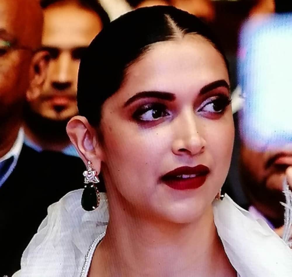 Deepika Padukone does not say a single WORDS On Padmavati