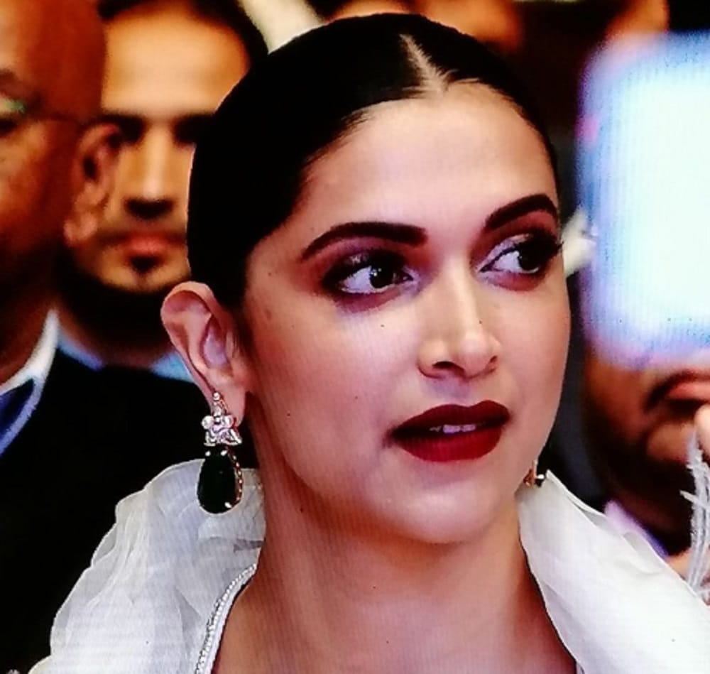 Deepika Padukone does not say a single WORDS On Padmavati