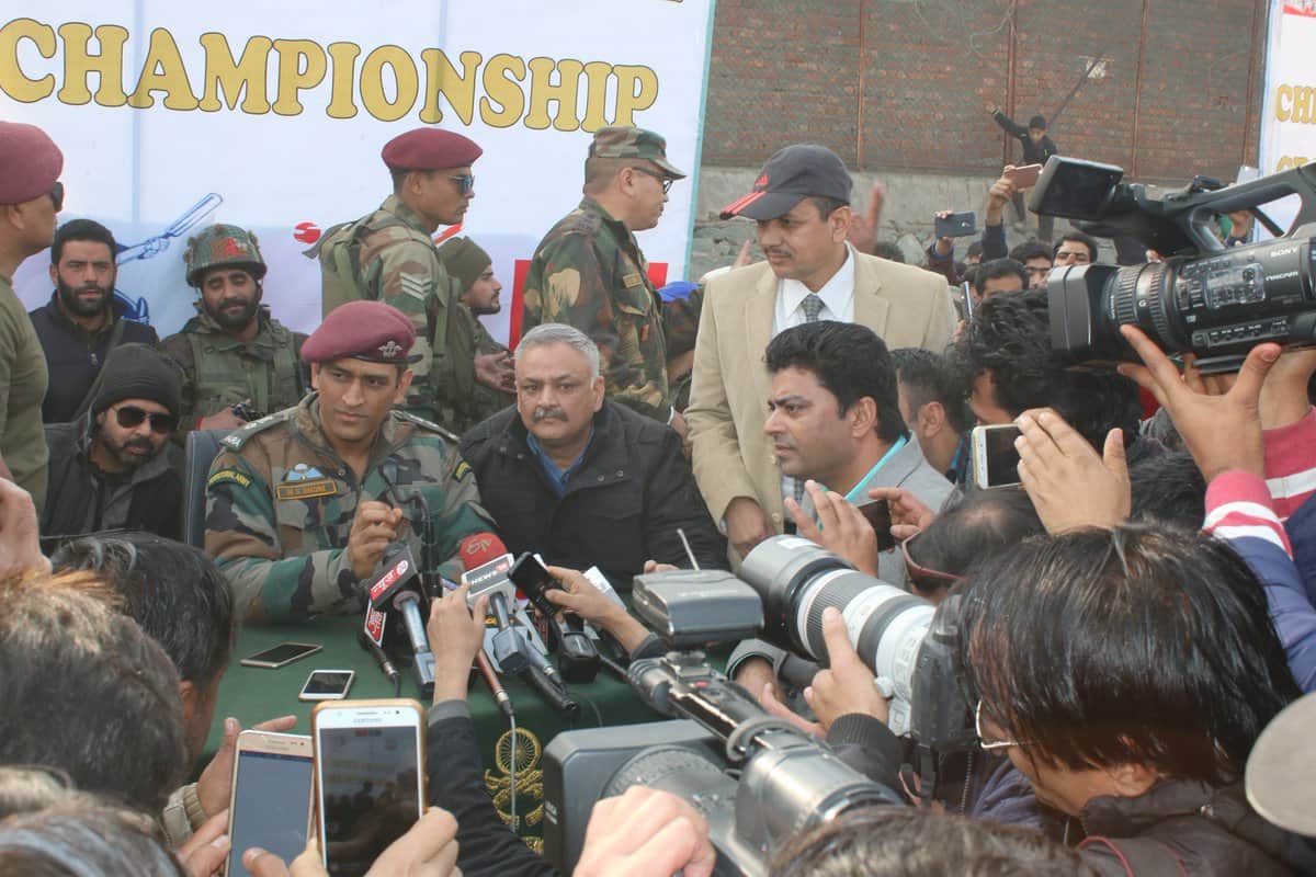 see the pics of leftinent mahendra singh dhoni in srinagar