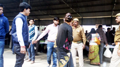 Farrukhabad: DM slaps ARO
