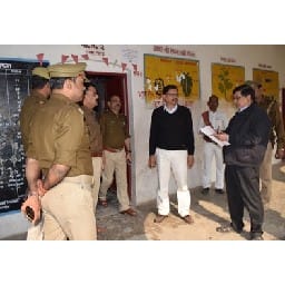डीएम और एसपी ने जाना बूथो का हाल