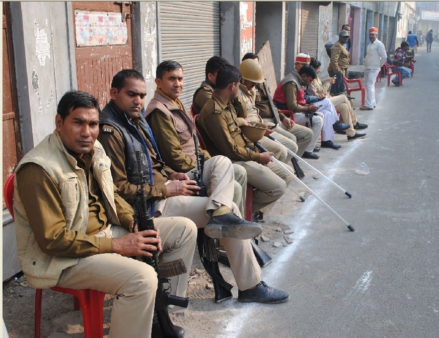 बूथ का रास्ता ब्लॉक कर डटी रही पीएसी