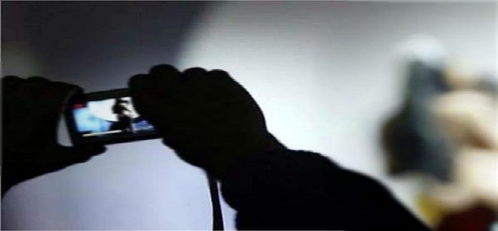 young man blackmail female teacher to Objectionable pics in aligarh