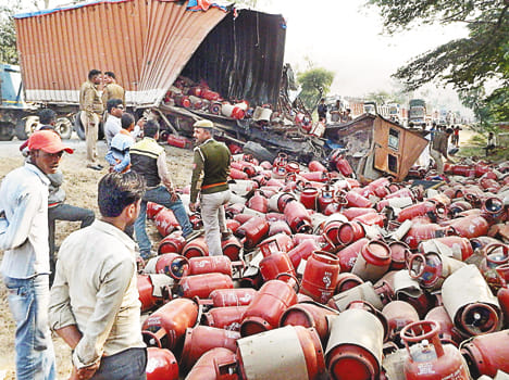 Truck and container collides, truck driver and soldier's death