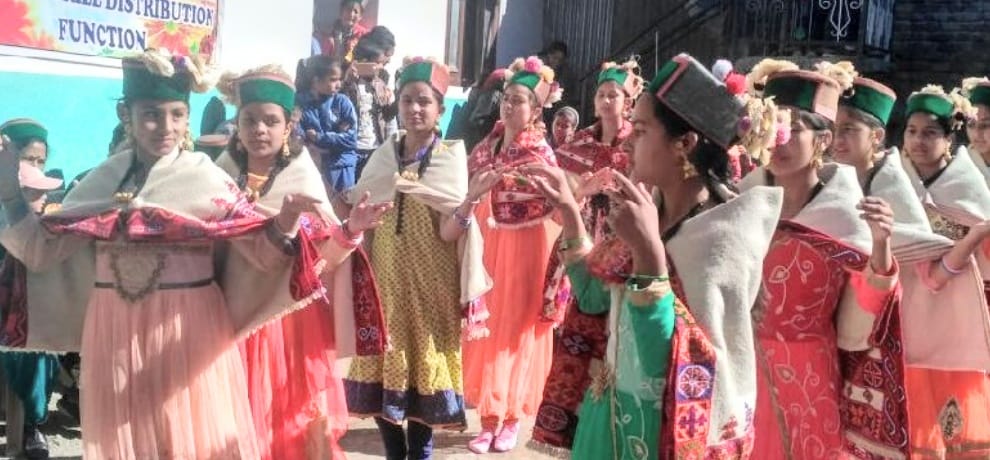 वाली शारे लोशो हाय सांगला देशांग पर झूमे छात्र