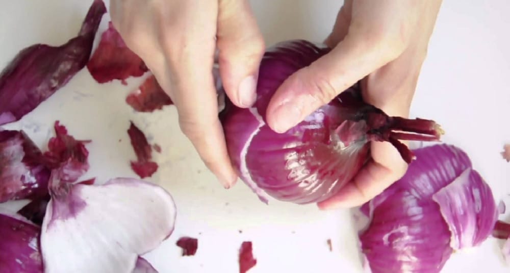 Home remedy of Onion peel for sore throat