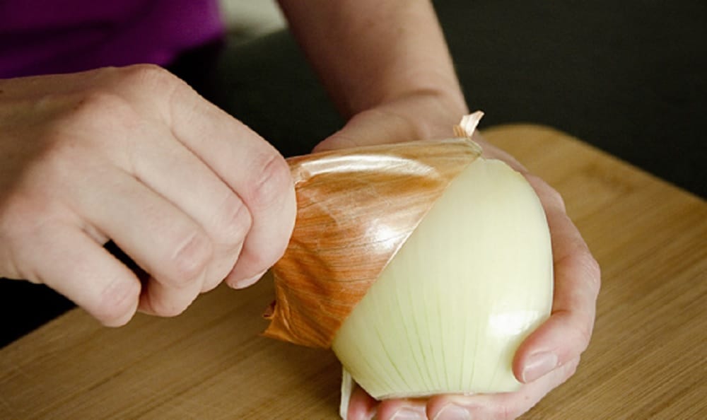 Home remedy of Onion peel for sore throat