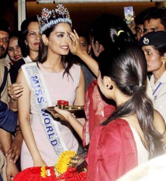Miss World 2017 Manushi Chhillar returns India spotted at Mumbai Airport 