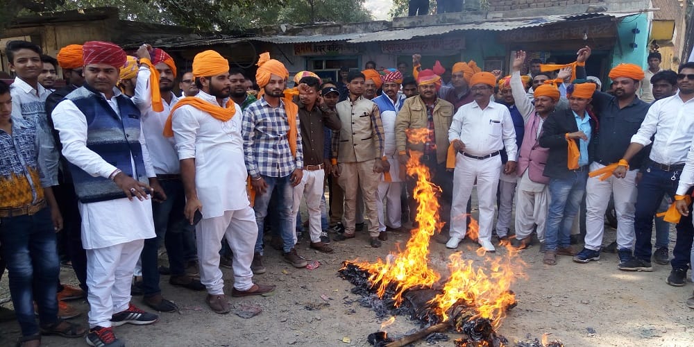karni sena blown sanjay leela bhansali-s effigy ahead of padmavati row 
