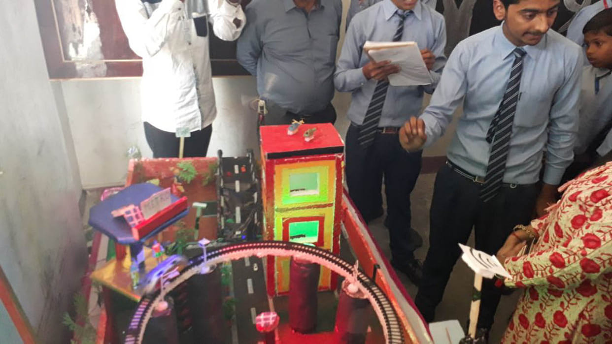 विद्यार्थियों का मॉडल देख की सराहना