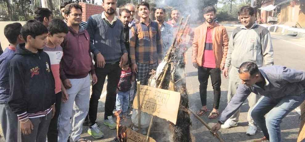 Akhil bharatiya kshatriya mahasabha burns effigy of sanjay leela bhansali and deepika padukone