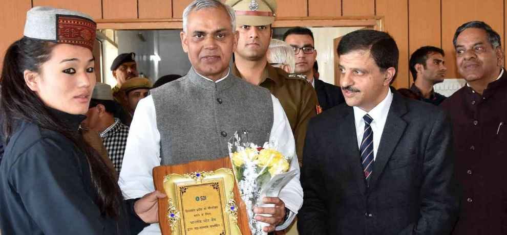 governor acharya dev vrat gave 51 thousand rupees to wrestler rani
