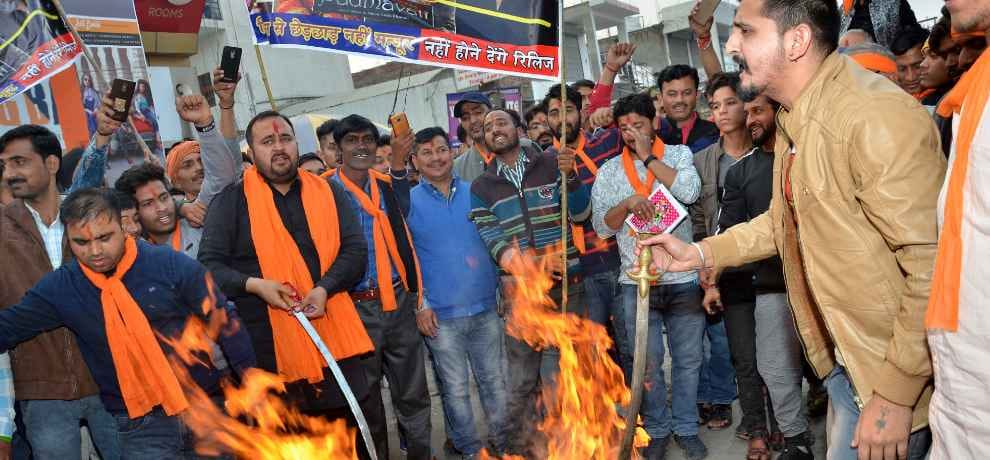 Himachal Kshatriya mahasabha burns Effigy Of Sanjay Leela Bhansali And Deepika Padukone