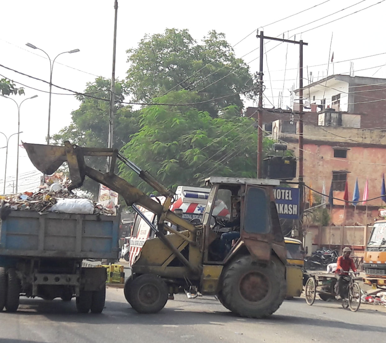 gabbage vhicle diturbs traffic
