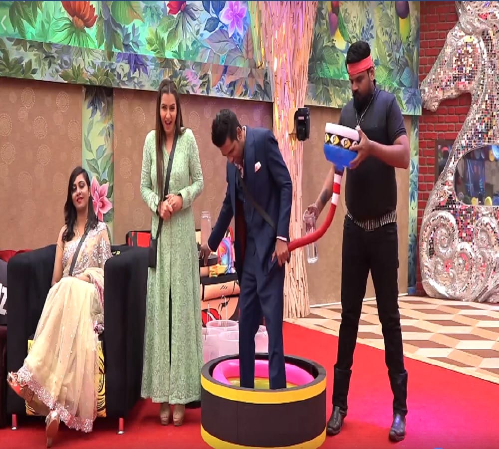 puneesh, vikas and akash performing cold treatment task in bigg boss house